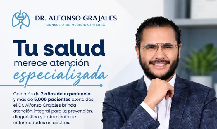 Dr. Alfonso Grajales, especialista en medicina interna, sonriendo profesionalmente en su consultorio